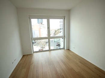 Wohnzimmer Erstbezug beziehbar - Neue 2 - Zi Wohnung 60m² in der Stadt 