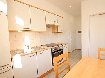 Hochparterre Schlafzimmer Kellerabteil - Schöne sanierte Garconniere mit Parkplatz in Klagenfurt - Billrothstrasse