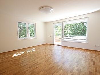 Parkettböden Eingangstüre kernsanierte - TOP Ferienwohnung/Wohnung mit Balkon in Krumpendorf - Seenähe