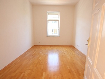 Vorraum Fenster Heizung - Traumhafte, sanierte 3 Zi Altbauwohnung 112m² mit Balkon - Jesserniggstrasse 