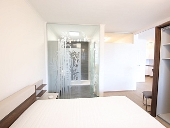 Wohnanlage westseitig Stellplatz - Neue möblierte 2 Zi Penthousewohnung mit Terrasse und Carport in Klagenfurt