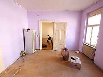 Parkett Quartal bewohnt - Großes Mehrfamilienhaus mit 3 Wohnungen und 1.216m² Grund in Klagenfurt