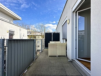 großem Zimmer Dusche - Neuwertige und schöne 2 Zi Wohnung mit großem Balkon in Graz - Niesenbergergasse