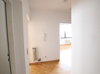 Stockwerk Esszimmer Badewanne - 2 ZI - Wohnung in Waidmannsdorf
Pädak- und UNINÄHE mit Balkon