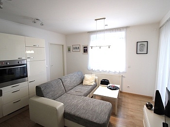 Waschmaschinenanschluss Scheibenverglasung Garderobenbereich - 3 Zimmer Gartenwohnung im Zentrum von Klagenfurt mit Tiefgarage