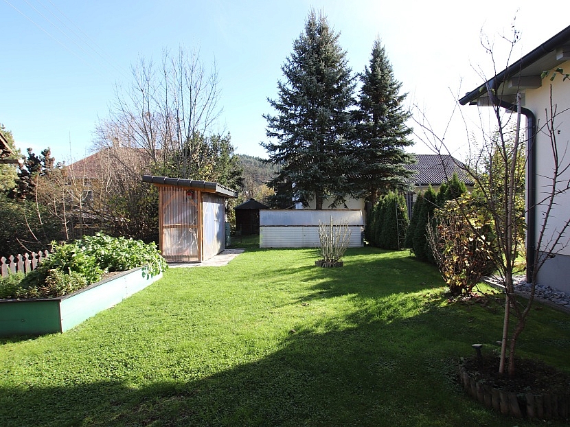 -Neuwertiger 177m² Bungalow mit Keller, Garage und Pool