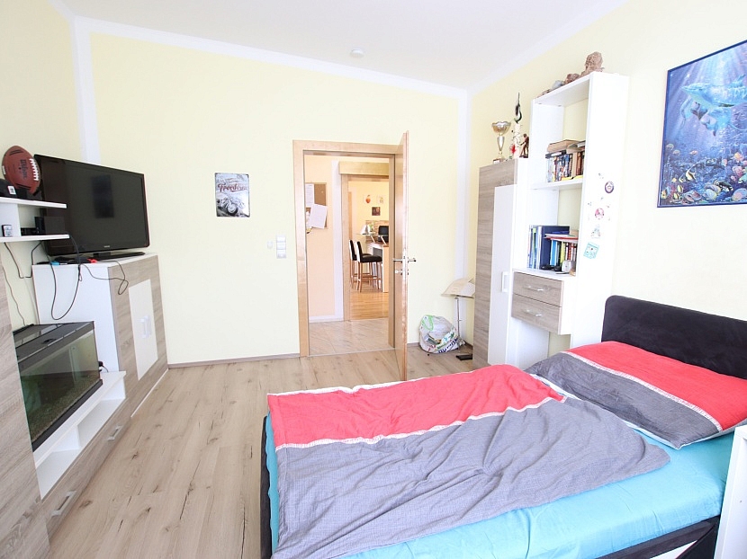 -Neuwertiger 177m² Bungalow mit Keller, Garage und Pool