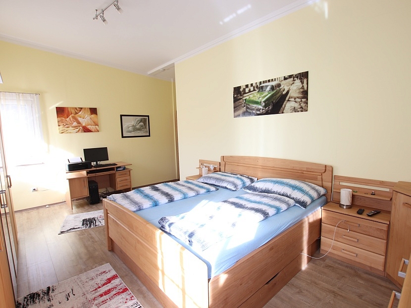 -Neuwertiger 177m² Bungalow mit Keller, Garage und Pool