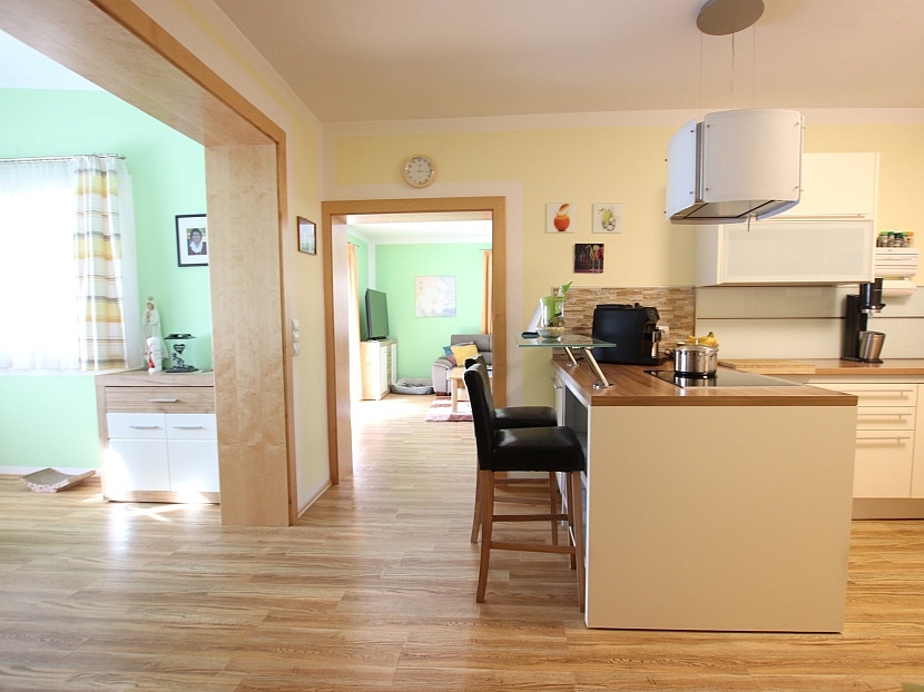 -Neuwertiger 177m² Bungalow mit Keller, Garage und Pool