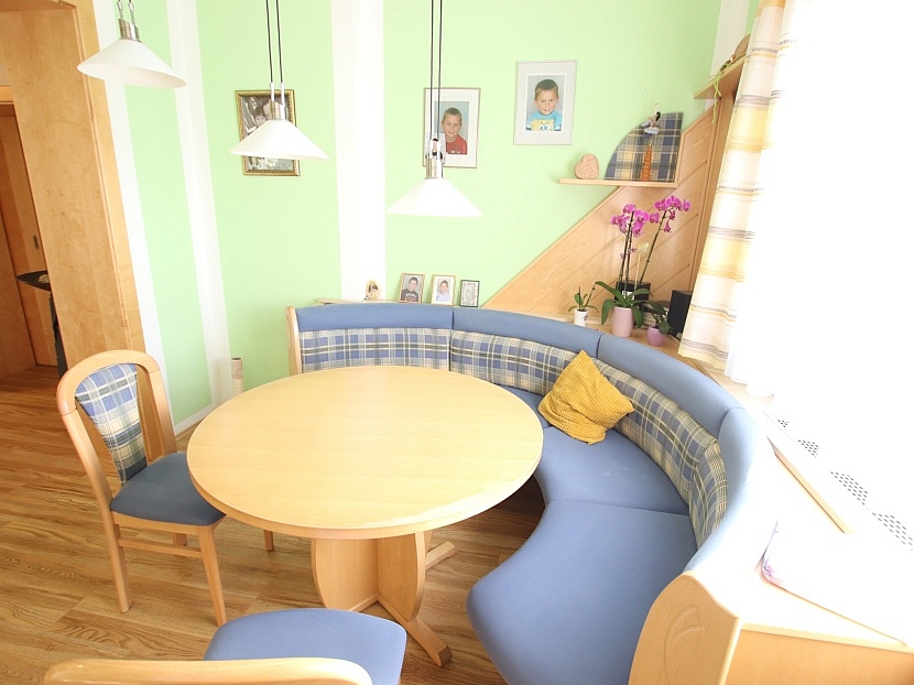 -Neuwertiger 177m² Bungalow mit Keller, Garage und Pool